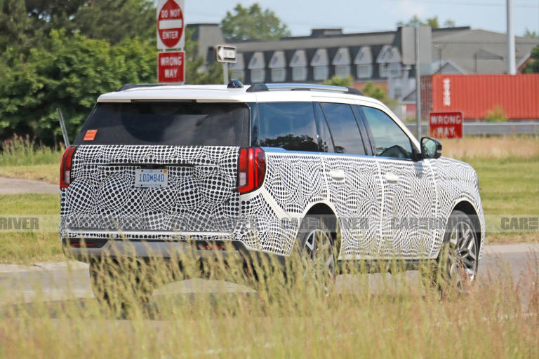 2025 Ford Expedition Spy Photos Suggest a Split Tailgate