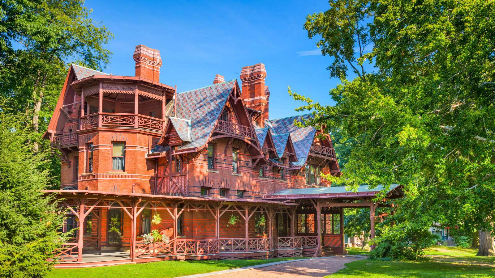 <p>Mark Twain’s Boyhood Home and Museum is the home of Samuel Clemens, better known as the author Mark Twain. He lived in the house from 1844 to 1853, and the museum offers a glimpse into his life and the inspiration for his famous works.</p>