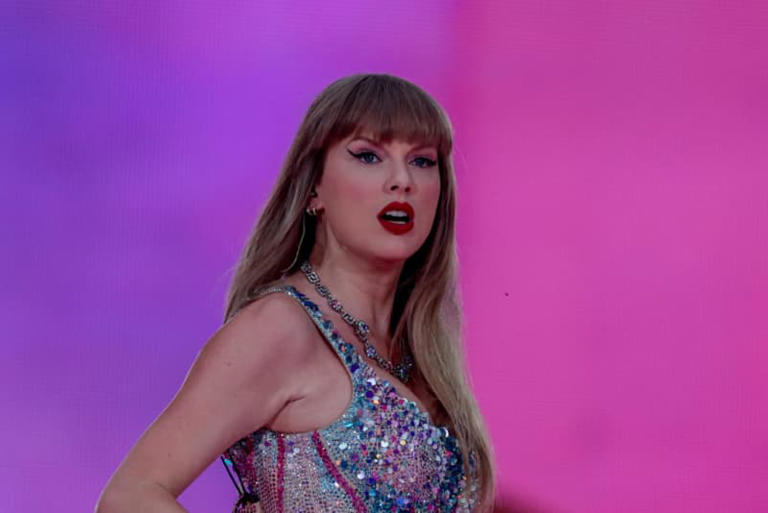 Taylor Swift asks security to 'help' in the middle of performing - 'I'm so impressed'