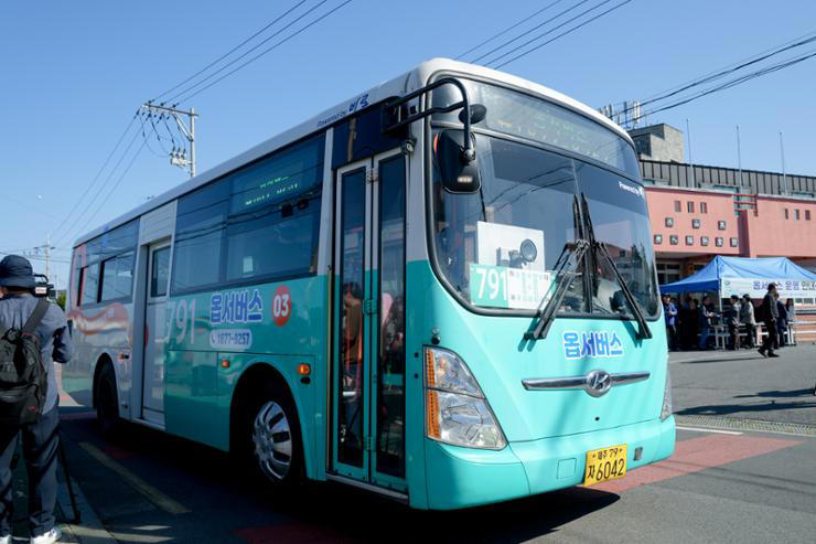 This photo shows a bus on Jeju Island. Courtesy of Jeju Special Self-Governing Province 