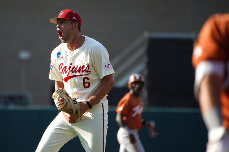 Replay: With Texas A&M waiting, Texas opens NCAA tournament run with ...