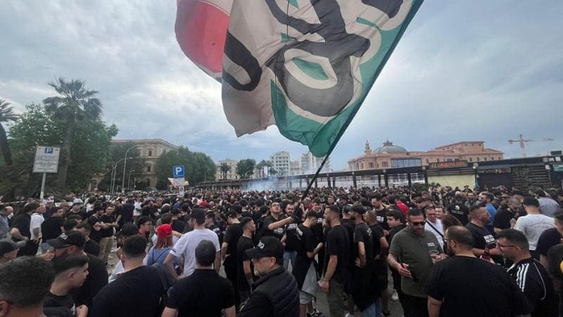 “De Laurentiis Vattene”: A Bari La Protesta Degli Ultras Biancorossi ...