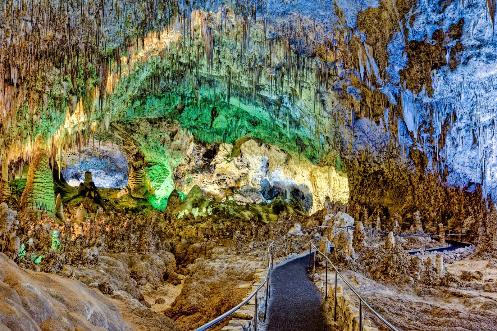 Image Credit: Shutterstock / Doug Meek <p><span>Descend into an underground world of extraordinary cave formations. The guided tours are informative, but the walk can be strenuous. Wear comfortable shoes.</span></p>