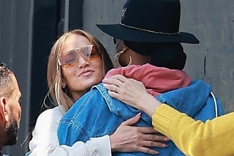 DICAPUA / BACKGRID Jennifer Lopez spotted outside Mihran K. Studios in Burbank, California on May 31, 2024.
