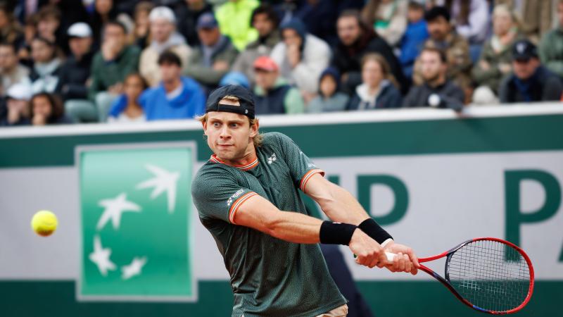 Roland-Garros : Mené D’un Set, Zizou Bergs Reprend Son Match Contre ...