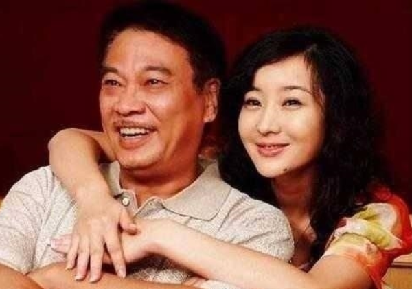 “喜剧之父”：抛弃两任妻子，娶小22岁女友，为何去世后只留一半遗产给她？