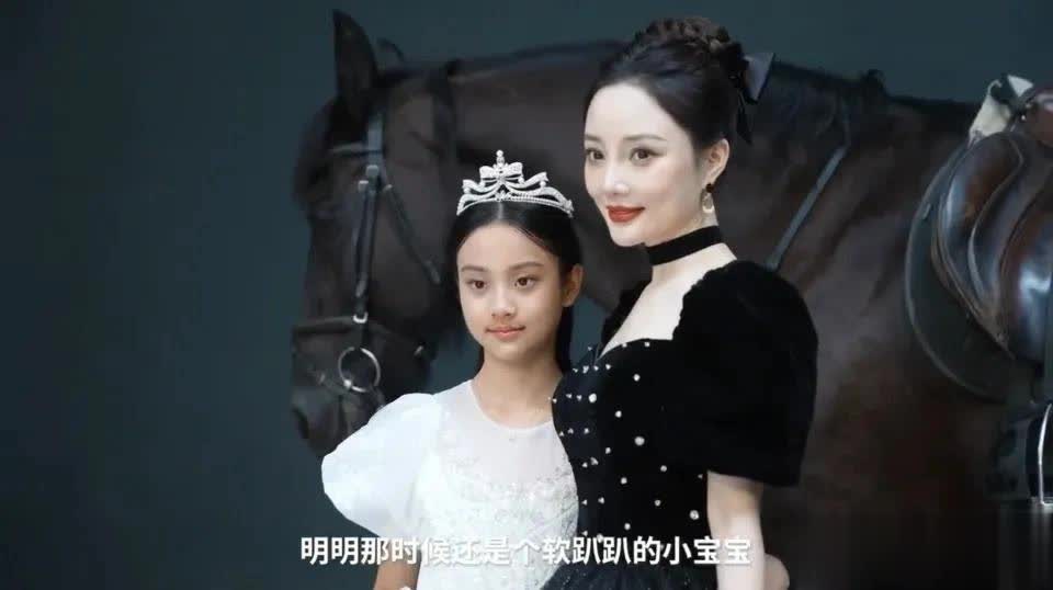 李小璐生活惬意惹人羡，绝世容颜美如少女，贾乃亮室内抽烟引争议