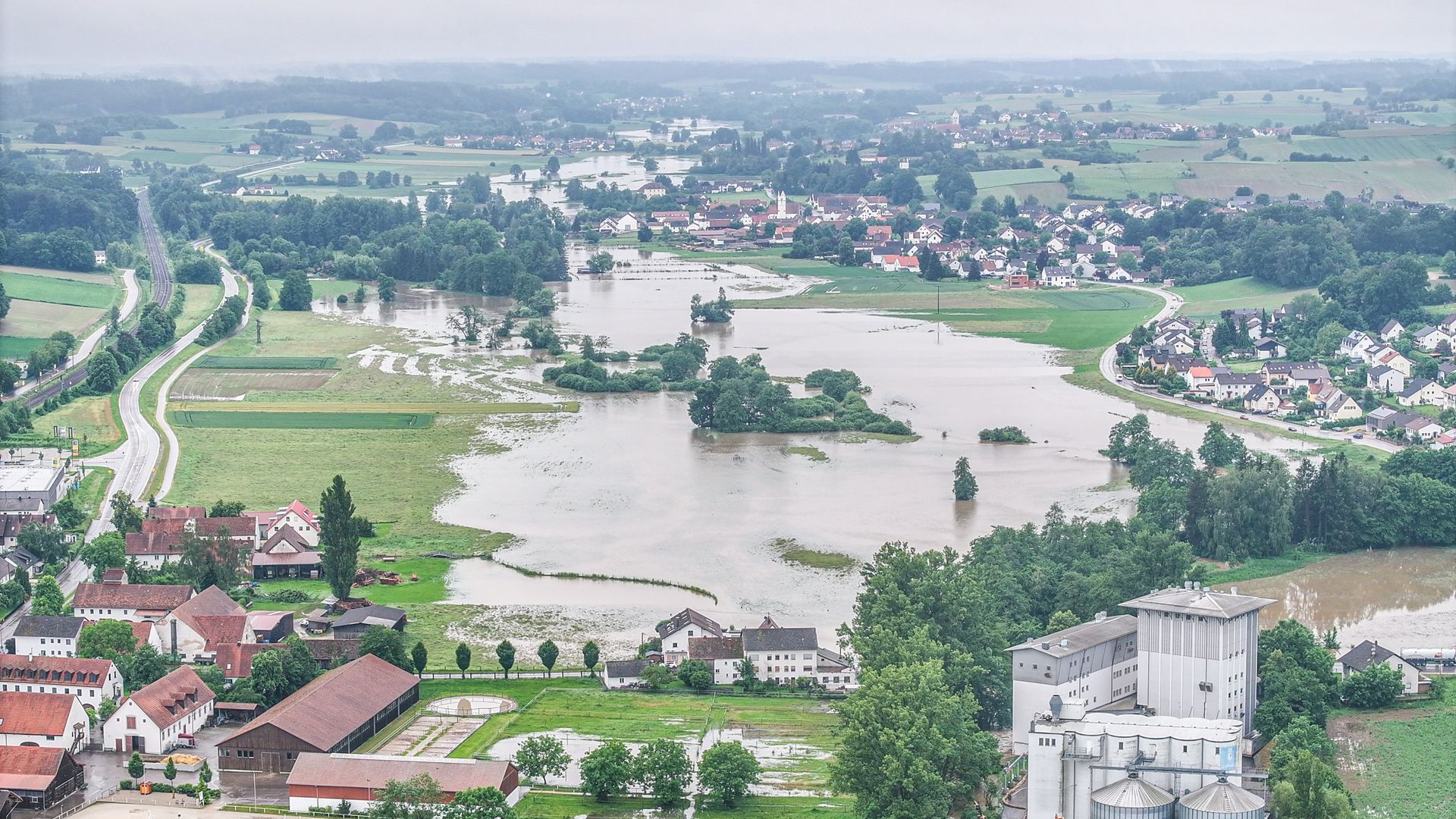 Hochwasser: Feuerwehrmann Stirbt Bei Rettungsaktion