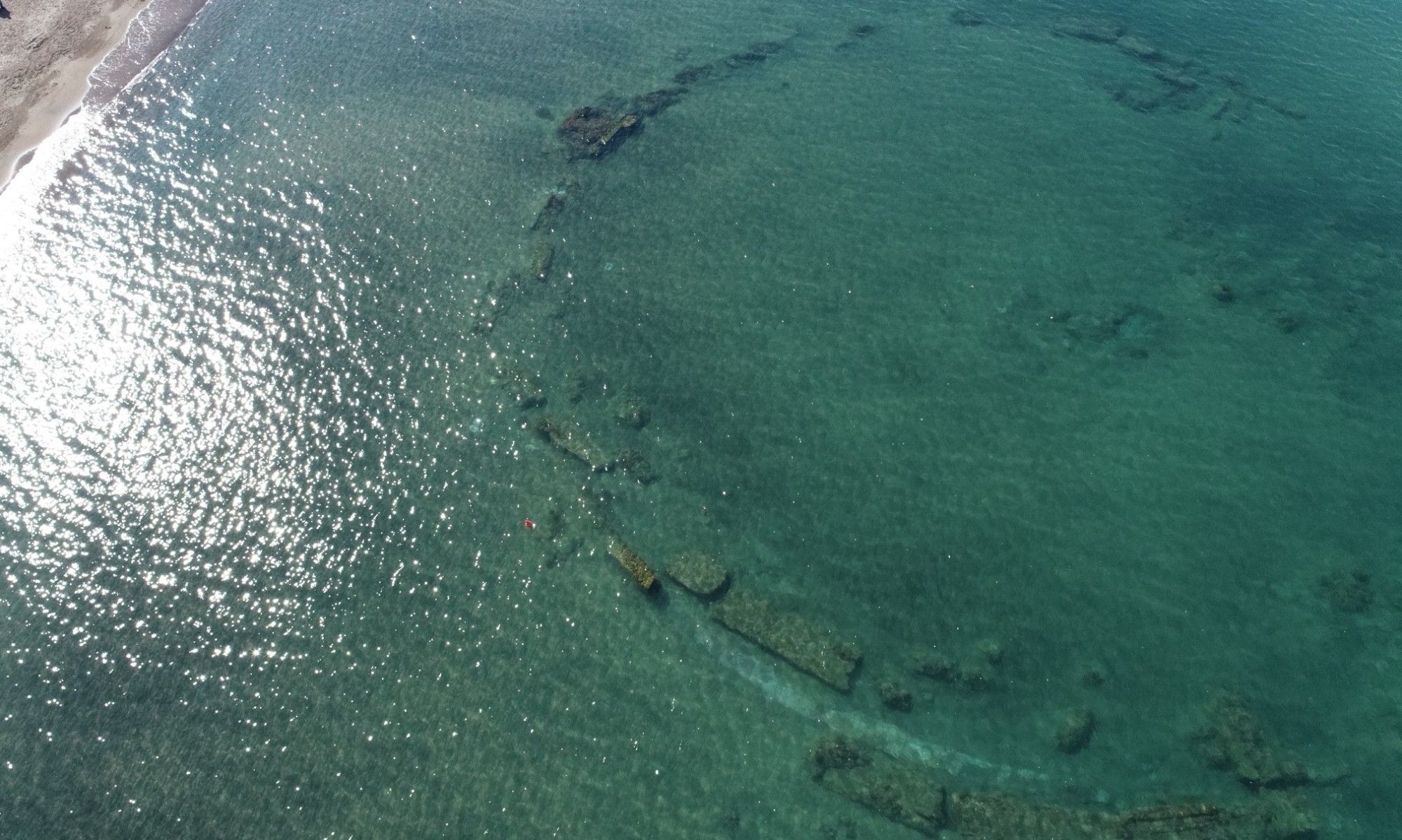 A remarkable Roman-era structure has been discovered underwater off the coast of Cerveteri, Italy. This ancient site, located in Campo di Mare, offers a fascinating glimpse into the luxurious lifestyles of Roman aristocracy and the advanced construction techniques of the time. Underwater restoration and enhancement work was recently completed to preserve this historical treasure.
