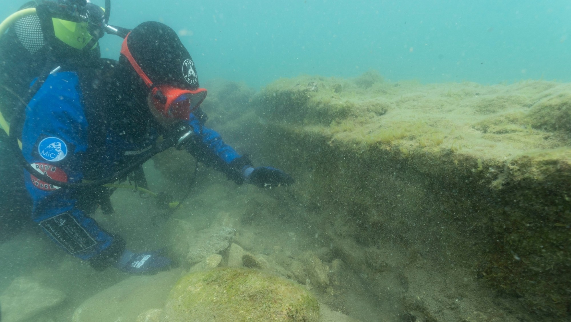 The restoration project, carried out by the Underwater Archaeology Service of the Superintendency, involved cleaning and stabilizing the structure.