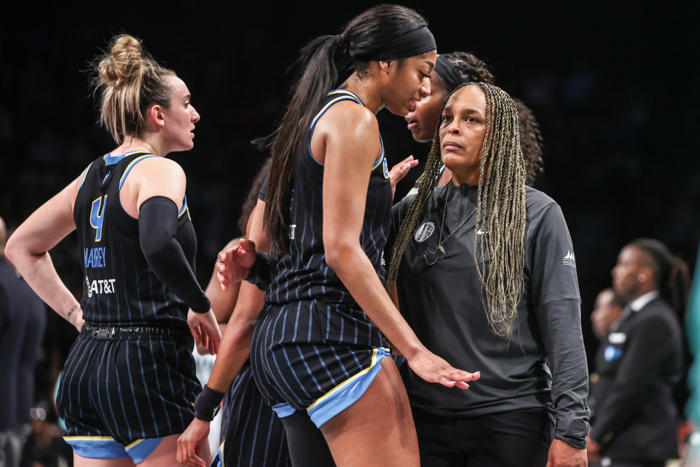 chicago sky coach turns heads with abrupt walkout after mystics loss