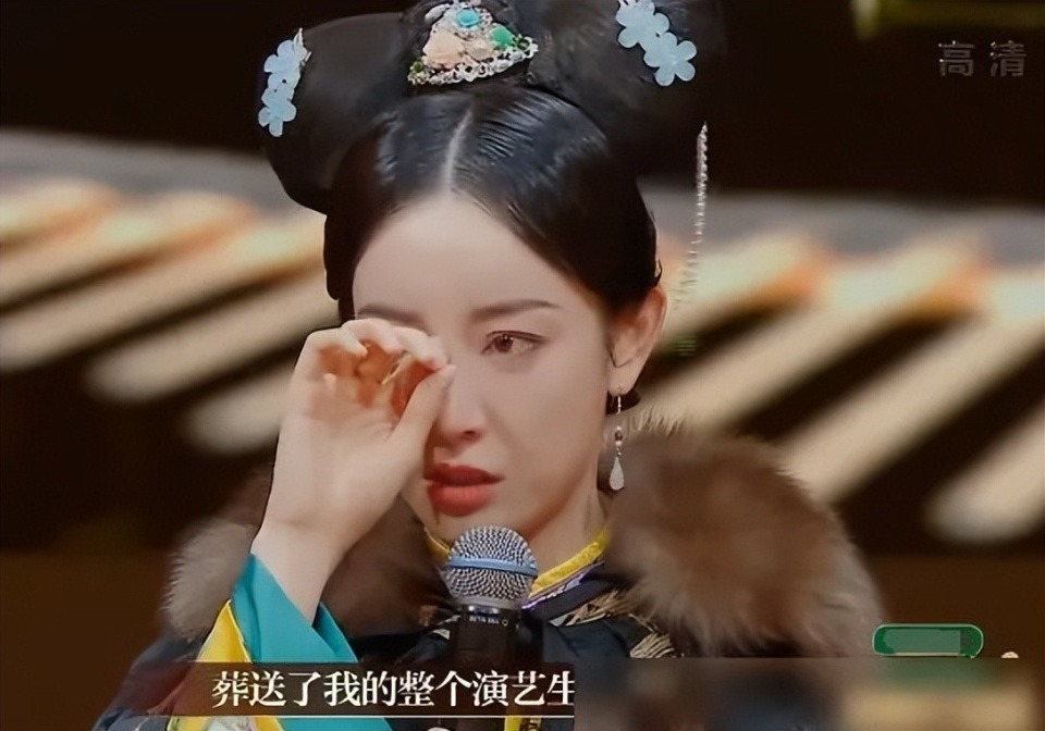 杨幂抿嘴习惯恐难改善，被指医美后遗症，演员真的别轻易动脸！