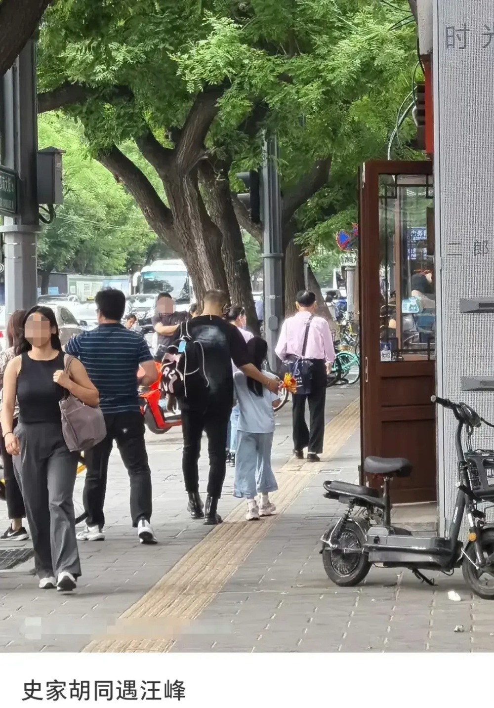 汪峰参加女儿运动会，醒醒正面照首次曝光，没有遗传到章子怡的美貌