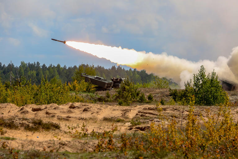 ウクライナ軍、HIMARSでロシア領内を攻撃　北東部攻勢の封じ込め狙う