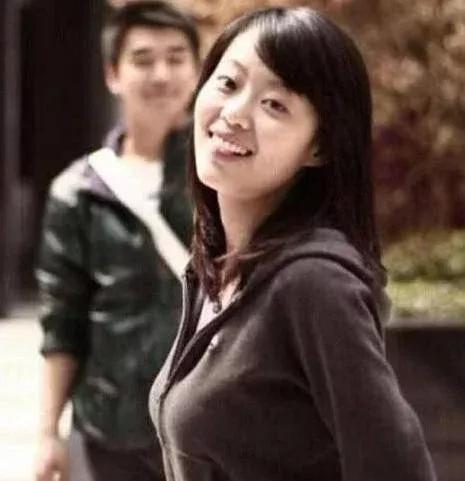 “央视最美主持”：26岁命丧儿子百日宴，葬礼不见丈夫，尸骨未寒竟再娶新欢