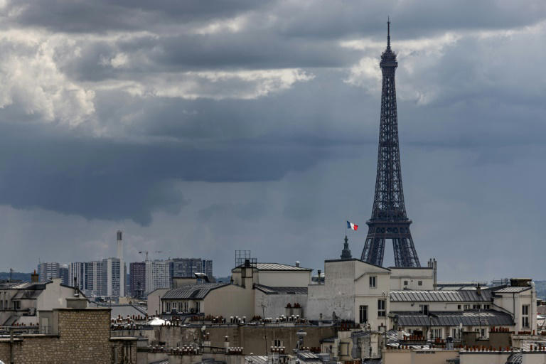 Les trois personnes soupçonnées d'avoir déposés cinq cercueils samedi au pied de la tour Eiffel ont été déférées au palais de justice dimanche soir en vue d'une ouverture d’information judiciaire lundi