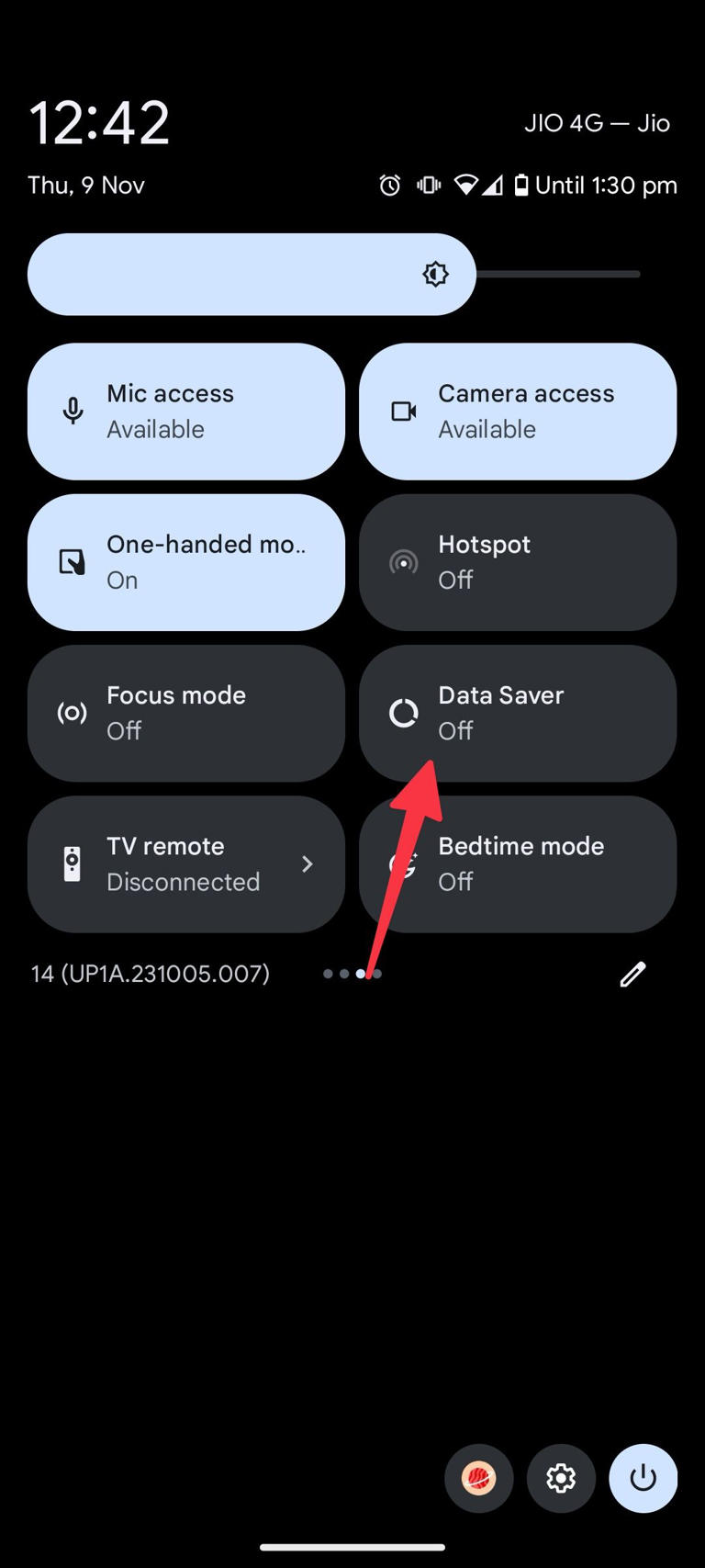 red solid arrow pointing to data saver off on Android