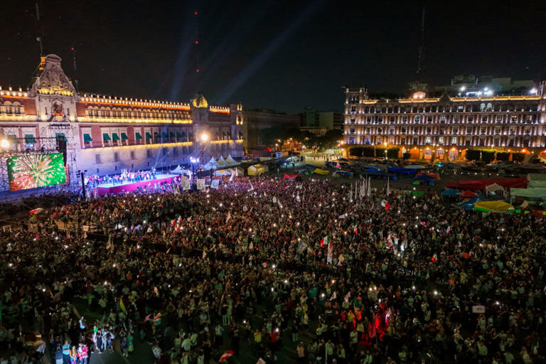 Así se viven los festejos en el Zócalo, Ciudad de México, tras los resultados de las