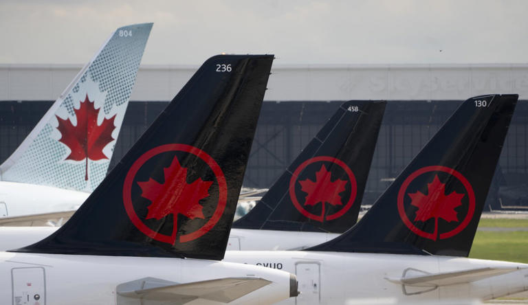 Le logo d'Air Canada est visible sur la queue d'avions à l'aéroport de Montréal le lundi 26 juin 2023. Le transporteur affirme qu'il exploitera bientôt 25 vols hebdomadaires vers l'Inde. LA PRESSE CANADIENNE/Adrian Wyld