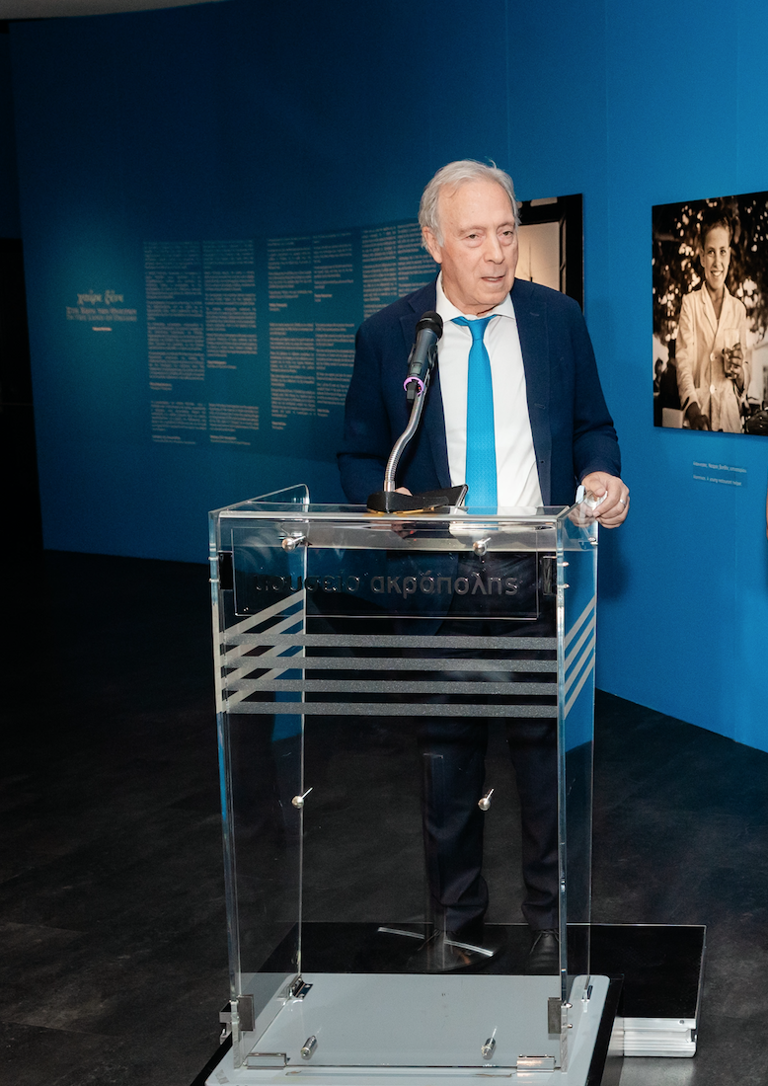 Ο διευθυντής του Μουσείου Νίκος Σταμπολίδης διάλεξε ίδιο χρώμα γραβάτα με τους τοίχους της έκθεσης. [PANOULIS]