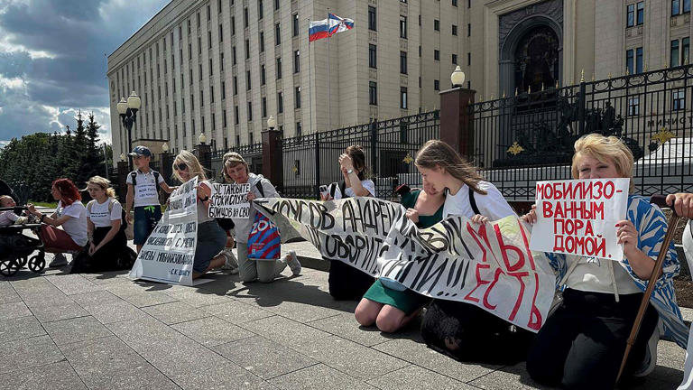 Russland: Frauen bitten Verteidigungsminister, ihre Männer von der Front zu holen