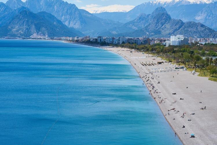 La plage de Konyaalti, à Antalya (Turquie).