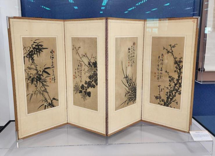 A four-panel folding screen bears drawings of 'sagunja,' or the 'four gentlemen' flowers, which refers to the plum blossom, the orchid, the bamboo and the chrysanthemum, each representing a virtue required in a gentleman. The screen, donated by Peace Corps volunteers Gary and Mary Ann Mintier, is on display at the National Library in southern Seoul, May 2. Korea Times photo by Jon Dunbar