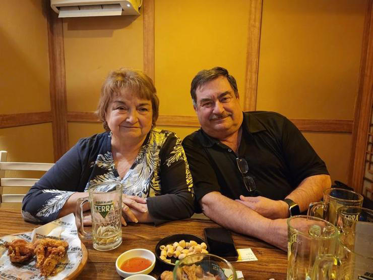 Mary Ann and Gary Mintier enjoy beer and fried chicken after a Royal Asiatic Society Korea lecture in central Seoul, April 23. Korea Times photo by Jon Dunbar