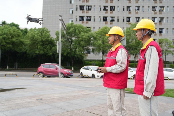 电力员工利用无人机巡检保电线路。国网重庆永川供电公司供图