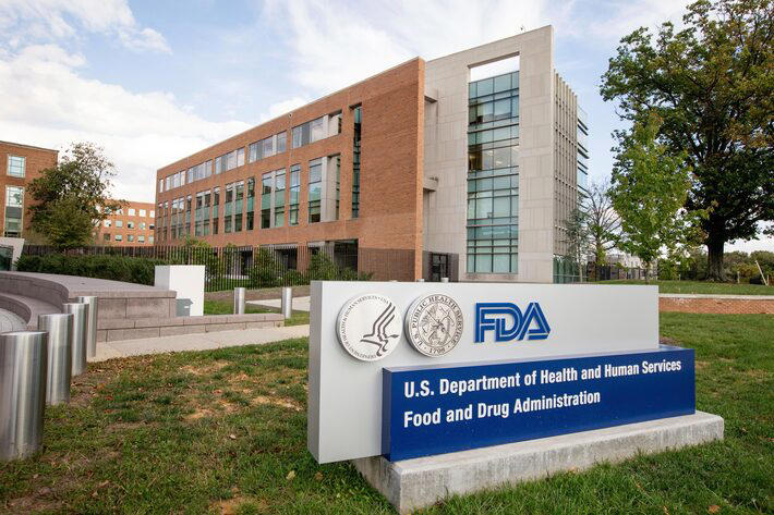 Diretores da FDA anunciaram necessidade de testes clínicos para aprovar doses de reforço da vacina covid para pessoas saudáveis entre 6 meses e 64 anos de idade Foto: Andrew Harnik/AP