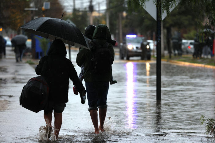 intensa lluvia cae sobre santiago: meteorólogo advierte que “ya estamos en el rango peligroso”