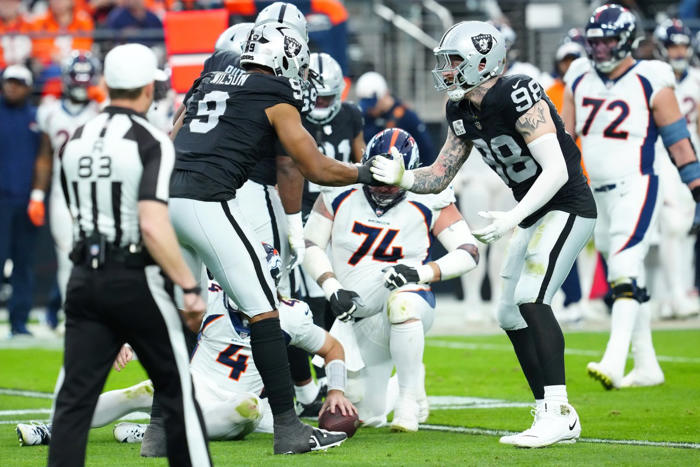 second-year raiders pass rusher reveals offseason progress in picture with teammates