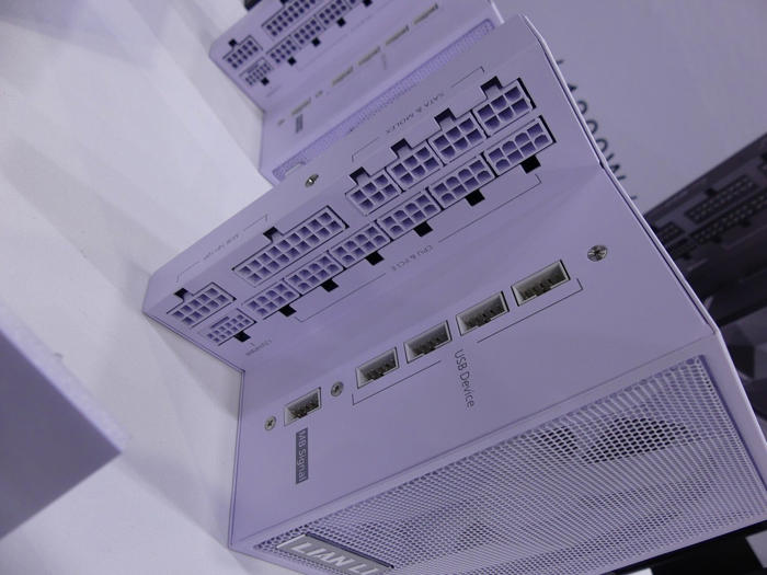 computex taipei 2024 - lian li、背面がl字型の電源「edge」や光る電源ゲーブルの新型