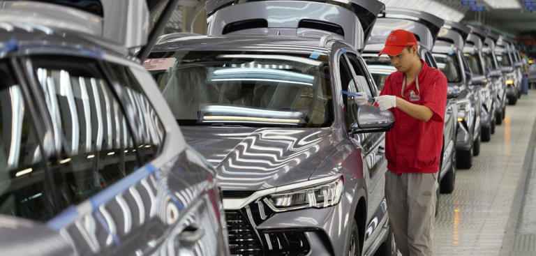 Ein Arbeiter prüft die Qualität eines Autos im Werk von BYD dpa/Li Jianan