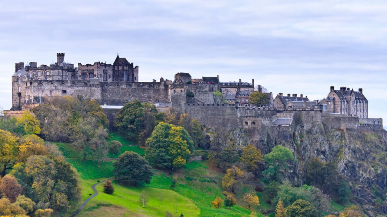<p>Edinburgh is no stranger to beauty. Built on top of extinct volcanoes, it gives you a panoramic view. It feels like you’re in an observatory.</p><p>In Edinburgh, you can also explore the city’s castles and beautiful architecture. Visit Edinburgh Castle, the Royal Botanic Garden, the Palace of Holyroodhouse, and the Scott Monument.</p>