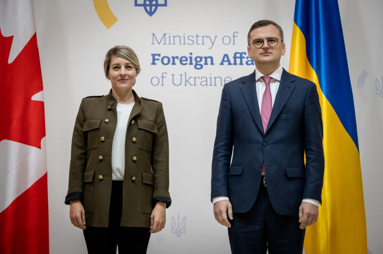 La ministra de Asuntos Exteriores canadiense, Mélanie Joly, y su homólogo ucraniano, Dmytro Kuleba.