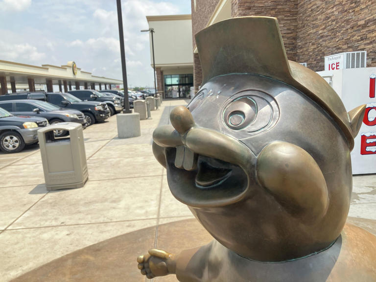 Buc-ee's statue gets a Hollywood makeover in Luling