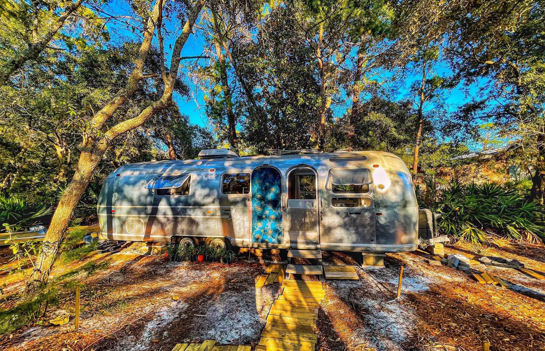 <p>Set on a large private Bayou estate overlooking Choctawhatchee Bay, this fully restored vintage 1969 Airstream International Sovereign Land Yacht is only moments away from miles of pristine beaches and State forests criss-crossed with walking and biking trails. The owner has nicknamed his Airstream <a href="https://www.airbnb.co.uk/rooms/755762911290334904?source_impression_id=p3_1718032753_P3qJxu4-Msol6GM2">Dreamy</a>, an equally accurate description of your vacation in this part of Santa Rosa should you choose to stay.</p>