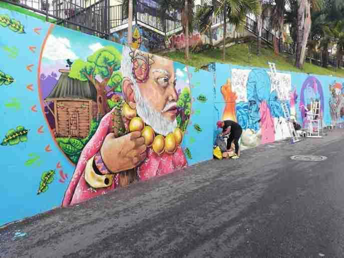Graffiti Tour of Comuna 13 Comuna 13 of Medellín is one of the most important tourist attractions visited by tourists fr