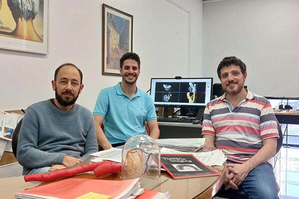 Damián Craiem (izq.), Federico Guilenea y Mariano Casciaro en el Instituto de Medicina Traslacional, Trasplante y Bioingeniería