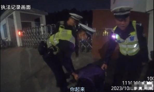 是个“狠人”！男子酒驾被查，下跪、自扇巴掌后道出真相 4059