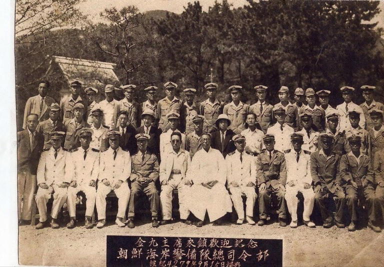 1946년 9월15일 조선해안경비대 진해기지를 방문한 김구 선생과 기념사진을 촬영했다. 당시 중위였던 고 이상규 소령은 맨 뒷줄 오른쪽에서 두 번째다. 이상규 소령은 생전에 김구의 노선을 지지했다고 한다. 이동주 제공