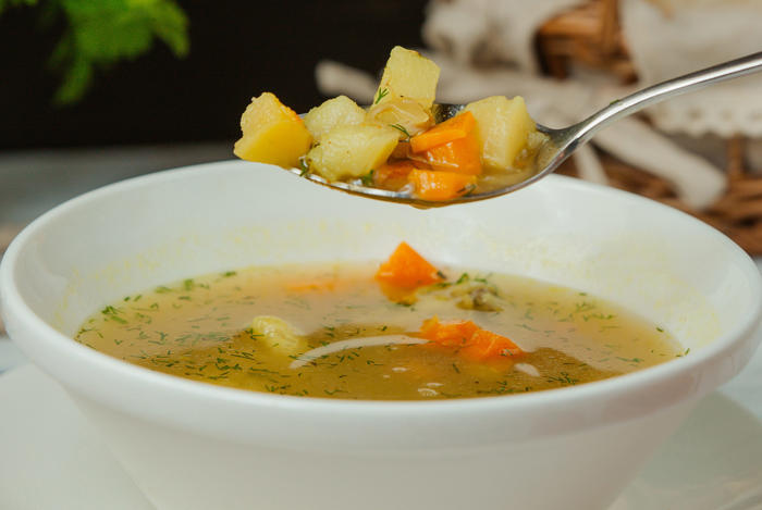 6 passos para fazer uma sopa saudável e saborosa para os dias frios