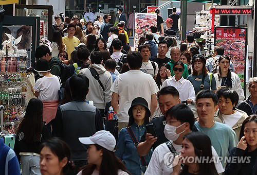 Foreign tourists crowd the popular shopping district of Myeongdong in central Seoul, in this file photo taken May 1, 2024. (Yonhap)