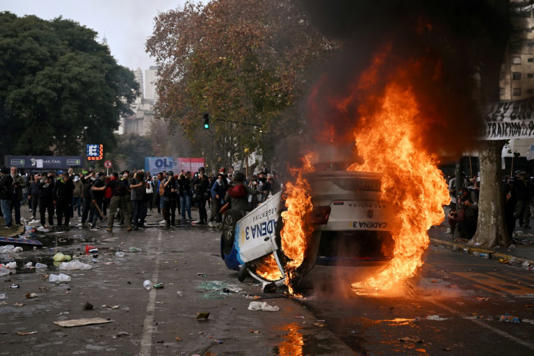 Carro da rádio Cadena 3 incendiado durante protestos em frente ao Congresso argentino em Buenos Aires, em 12 de junho de 2024