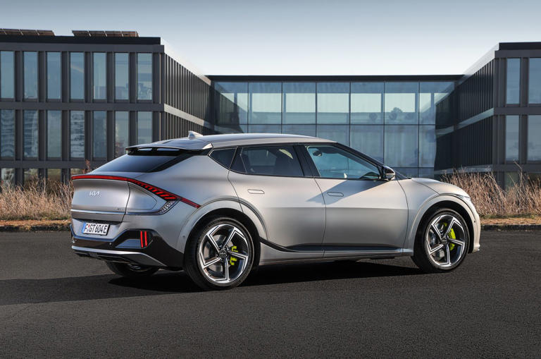 EV6 GT其實在外型上與其他EV6車款並無太大不同，除了車頭與車尾的直柵式飾件外，就是21吋GT專屬鋁合金輪圈以及搶眼的霓虹綠運動型制動卡鉗了，相較於她的強悍動力還真有些扮豬吃老虎的感覺。