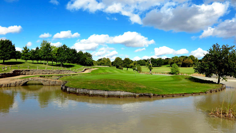 5 Of The Best Island Greens In The UK And Ireland - How Would You Get On?