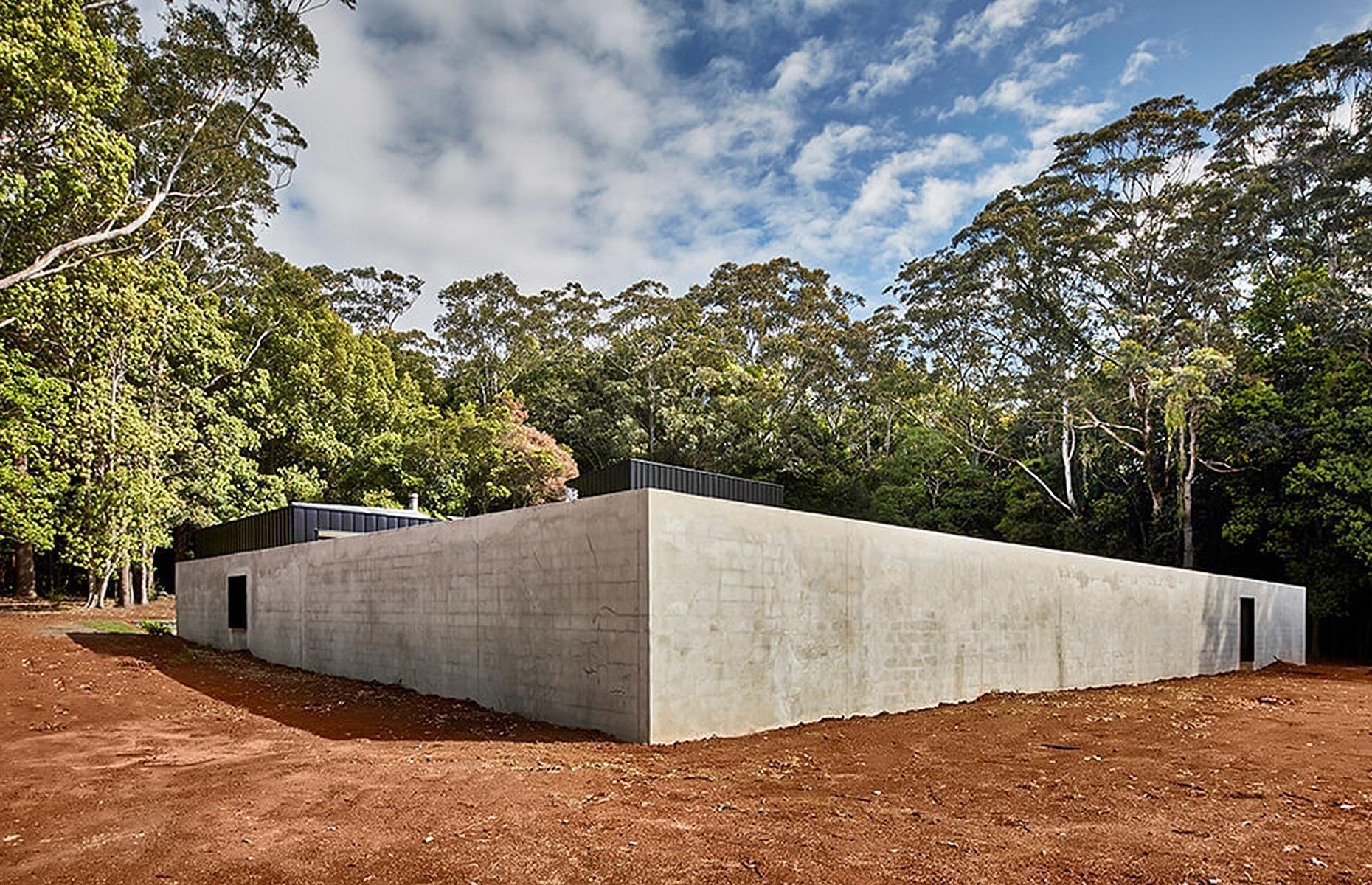 <p> Uninvited guests would have a hard time getting inside this fortified home in the village of Berry, in Australia's New South Wales region. Believe it or not, behind this unassuming brick structure hides a secure and surprisingly stylish home. </p>
