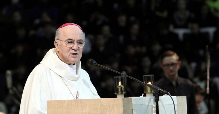 dopo gli attacchi al papa monsignor viganò accusato di scisma: «per me un onore»