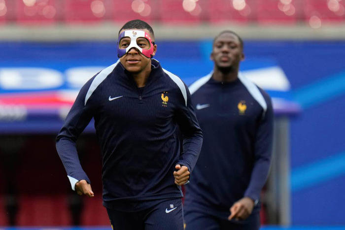 tras fractura en la nariz, kylian mbappé entrena con máscara con la bandera de francia